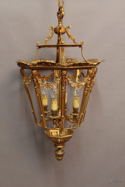 Lampada da androne a quattro luci in bronzo dorato e vetro, H 75 cm.
