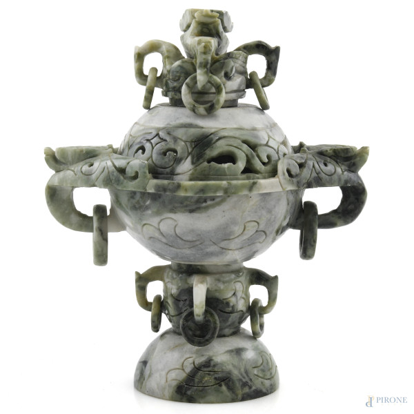 Bruciaprofumi in giadeite riccamente scolpito, XX secolo, altezza cm 21, (segni di usura, scalfiture, rotture, restauri)