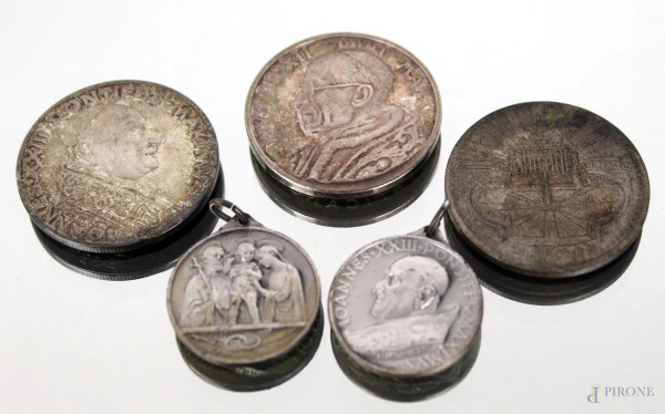 Lotto di cinque medaglie raffiguranti papi
