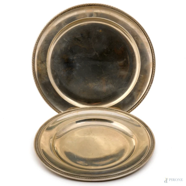 Lotto composto da 2 piatti circolari in argento, XX secolo, diametro massimo cm 30, peso totale gr. 900