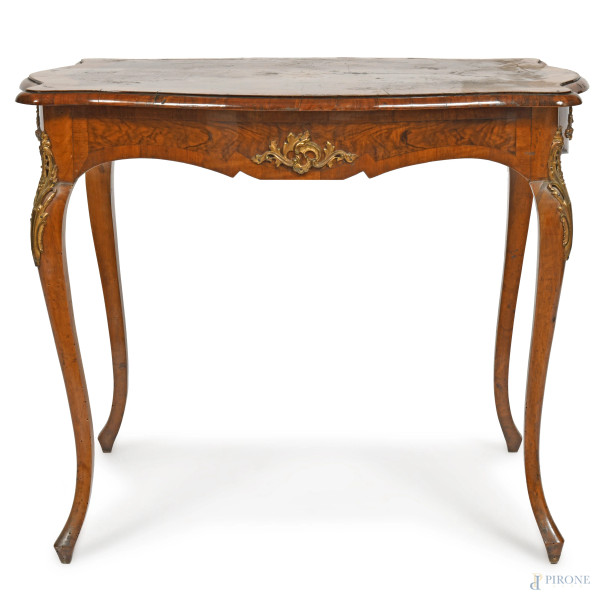 Tavolinetto impiallacciato in radica di noce, con gambe mosse ed inserti in bronzo dorato, XX secolo, cm 71,5x91x57, (segni di usura, graffi, scalfiture)