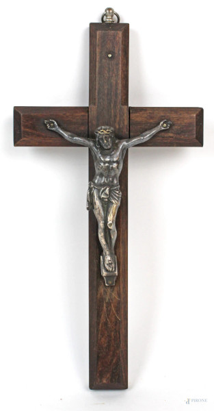 Crocifisso in metallo argentato, croce in ebano rosa, cm h 22x11x4, XX secolo.