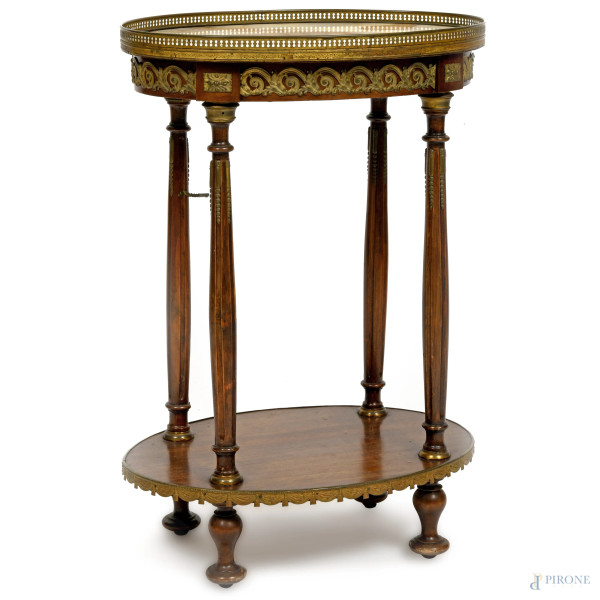 Tavolinetto ovale con piano in marmo con profilo a balaustra in lamina di bronzo traforata. Quattro gambe a colonnina scanalata, raccordate da piana ovale, XX secolo, cm 73,5x50,5x35,5 (rotture e restauri al piano, graffi, segni di usura)