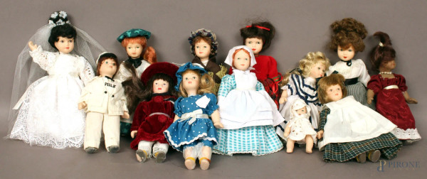 Lotto composto da tredici bambole in materiali diversi, H massima 20 cm.