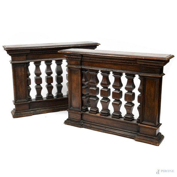 Coppia di balaustre in noce, XIX secolo, cm 87x119,5x28, (segni di usura, scalfiture, fori di tarlo, difetti)