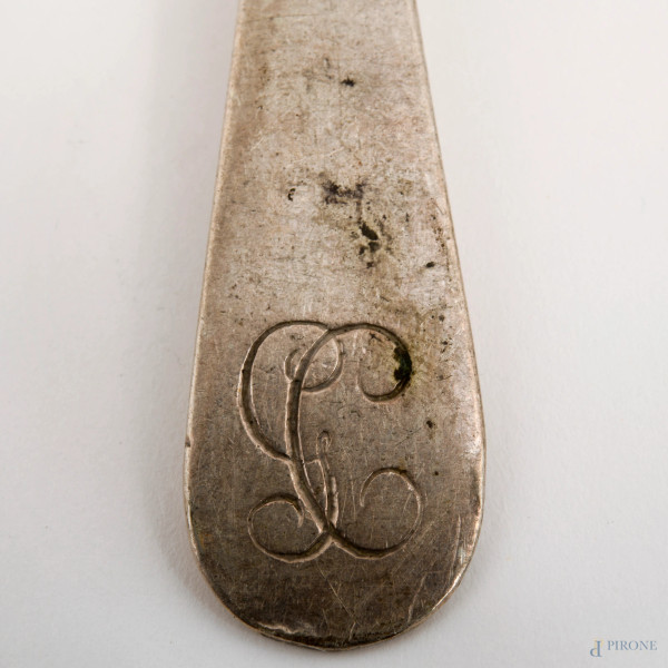 Lotto di posate in argento con bolli papali, composto da 6 forchette, 7 cucchiai e 6 coltelli, pe...