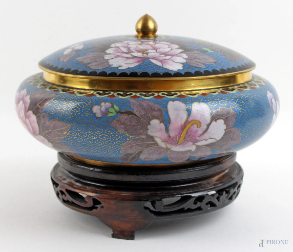 Potiche cloisonn&#232; a fondo blu, decoro policromo a fiori e farfalle, altezza cm. 13, base in legno di teak, Cina, XX secolo.