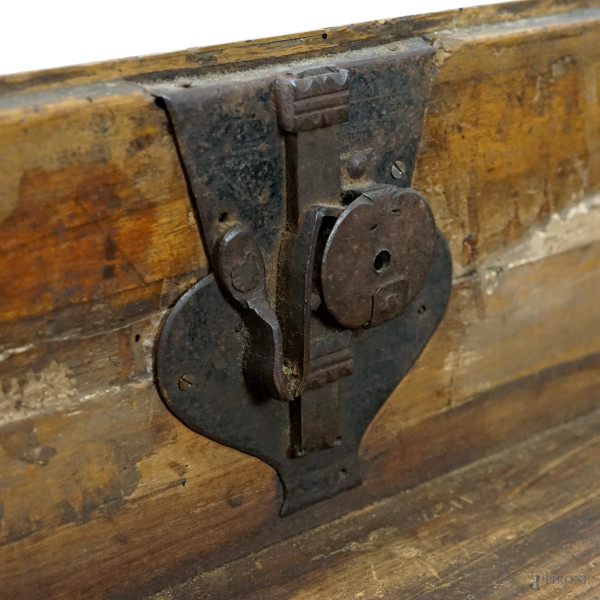 Comò in noce a tre cassetti con maniglie in bronzo cesellato raffiguranti urne, rifiniture e deco...