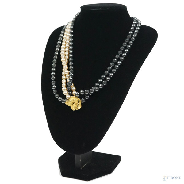 Collana a tre fili di perle bianche e grigie, chiusura in oro 18 KT, lunghezza cm 56.
