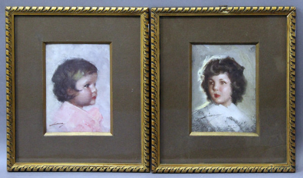 Coppia di ritratti di fanciulli, dipinti a tecnica mista su tavola firmati, cm 19 x 12, entro cornici.