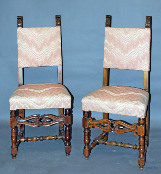 Lotto composto da otto sedie in noce a rocchetto con seduta e dorsale in stoffa, XIX sec.