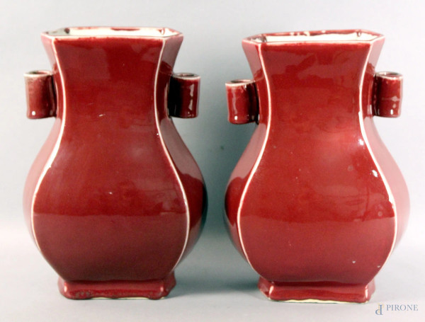 Coppia di vasi a due anse in porcellana color sangue di bue, altezza 25 cm, Cina XX secolo.