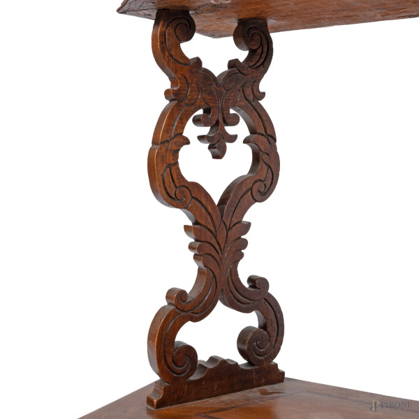 Inginocchiatoio in legno intarsiato in varie essenze e filettature in bosso. Gambe riccamente int...