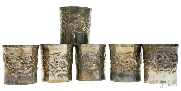 Sei bicchierini in argento Brandimarte, XX secolo, con decori floreali a sbalzo, alt. cm 5, peso gr. 200, (segni del tempo)