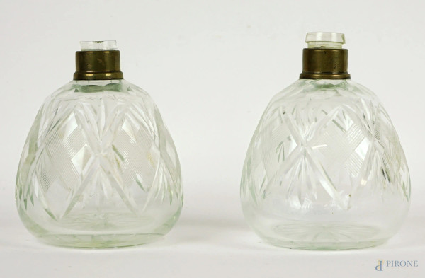 Coppia di bottiglie porta profumo in cristallo controtagliato, cm h 13,5, metà XX secolo, (difetti).