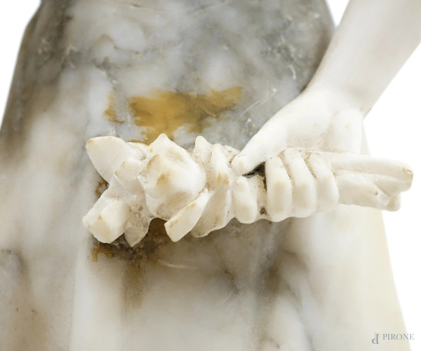 Scultura in marmo e alabastro rappresentante una bambina con un mazzolino di fiori, firmato L. Ve...