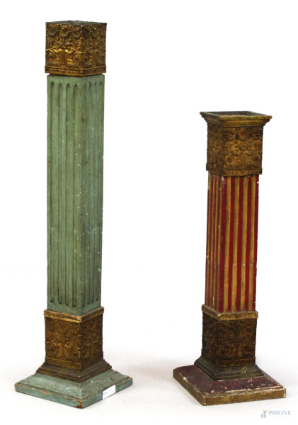 Due colonne a sezione quadrata in legno laccato e dorato, fusto scanalato, basi e capitelli in metallo dorato con decori a grottesche, alt. max cm 63,5, (difetti)