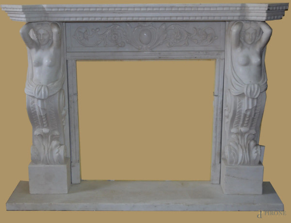 Interessante  camino in marmo di alabastro, con fascia e laterali scolpiti a forma di figure a rilievo, periodo luigi filippo, h.105x135x30 cm.