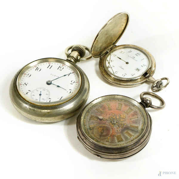 Lotto di tre orologi da tasca in argento e metallo argentato di epoche diverse, misura max cm 8,5x6 (difetti e meccanismo da revisionare)