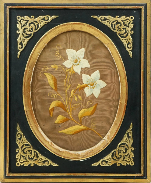 Cornice in legno ebanizzato e dorato, contente ricamo floreale, misure ingombro cm 35,5x29, inizi XX secolo, (difetti).
