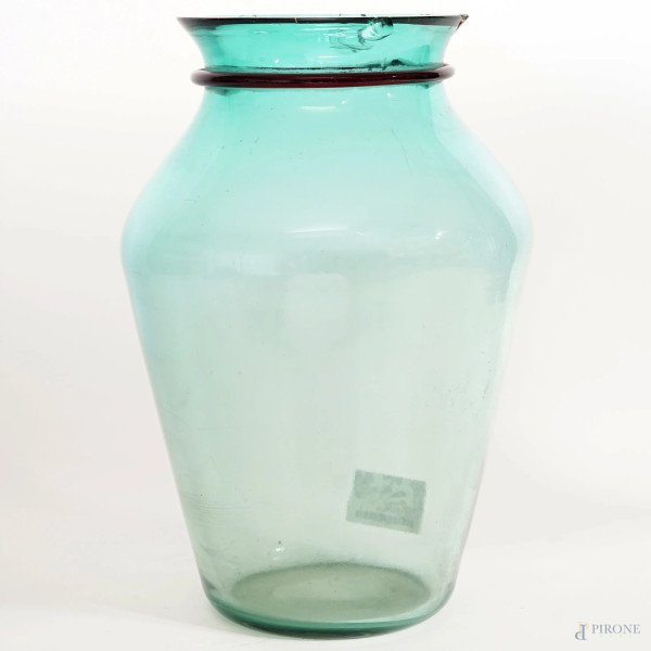 Vaso in vetro verde, XX secolo, cm h 34, (sbeccature e difetti)