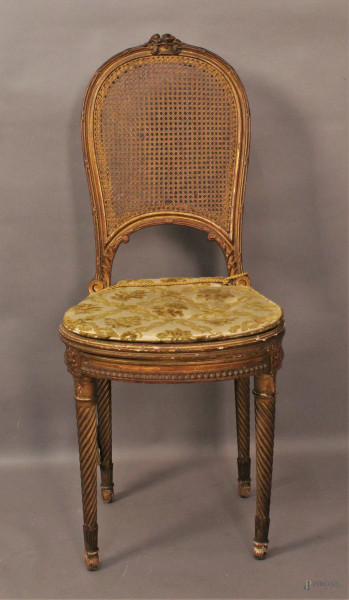 Sedia di linea Luigi XVI in legno intagliato e dorato, seduta e dorsale in cannett&#233;, primi &#39;900.