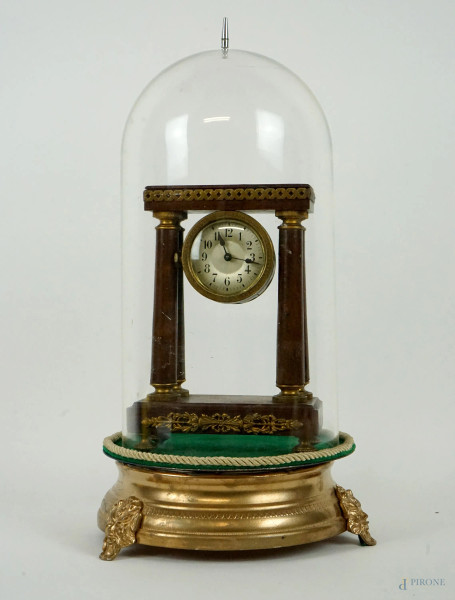 Orologio da tavolo Carlo X, in legno e bronzo dorato, con quattro colonnine, quadrante circolare a numeri arabi, cm h 35 compresa campana in vetro, (meccanismo da revisionare)