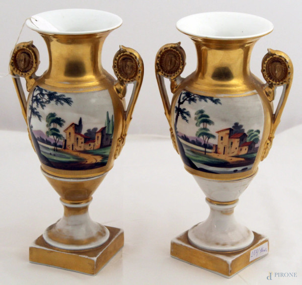 Coppia di vasi Impero in porcellana a soggetti di personaggi, h. 28 cm