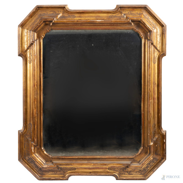 Specchiera in legno intagliato e dorato dal profilo sagomato, XIX-XX secolo, cm 133x110, (segni di usura, cadute di doratura, scalfiture, difetti)