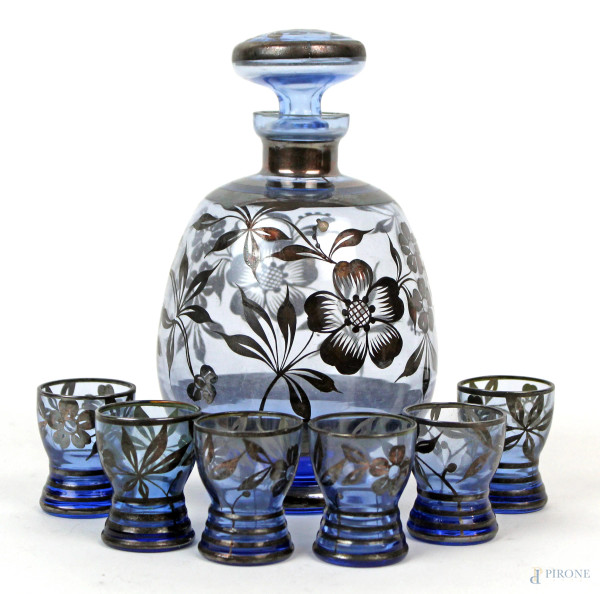 Servizio da liquore in vetro blu con decori floreali dipinti in argento, prima metà XX secolo, (piccola sbeccatura).