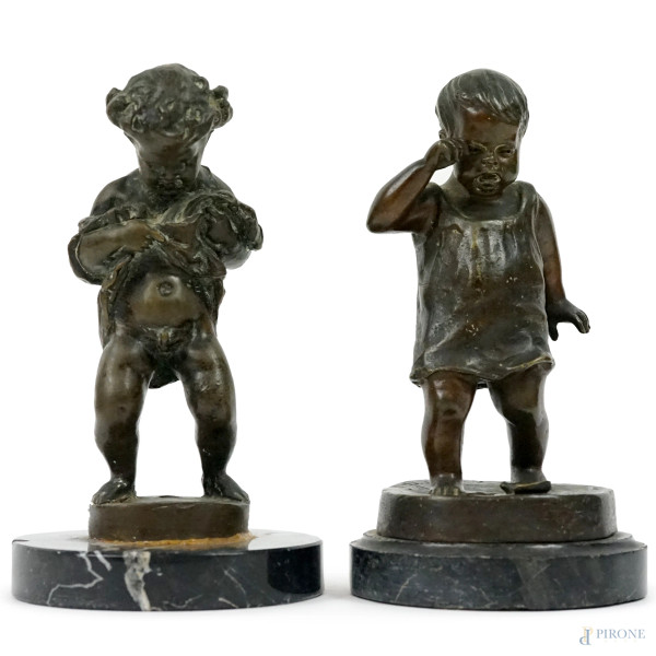 Lotto di due sculture in bronzo brunito raffiguranti puer mingens e bimbo che piange, una reca firma, alt max cm 20, (piccoli difetti)