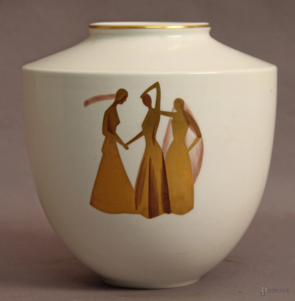 Vaso in porcellana bianca con decori dorati a motivo di fanciulle, marcato KPM., H 16 cm.