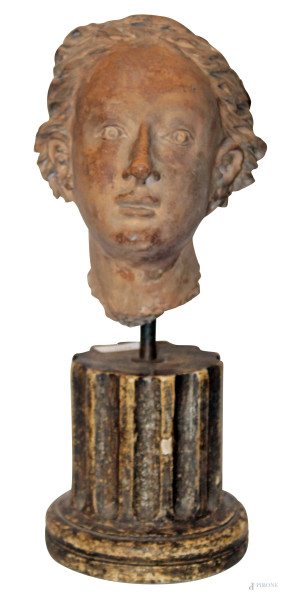 Testa, scultura in terracotta con base in legno, XIX sec., h. cm 38.