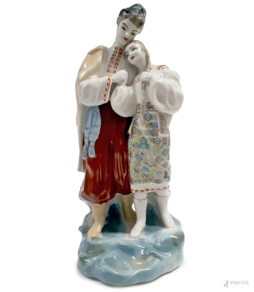 Coppia di amanti, rara scultura in ceramica policroma smaltata di probabile manifattura russa, eccellenti condizioni, altezza cm 29
