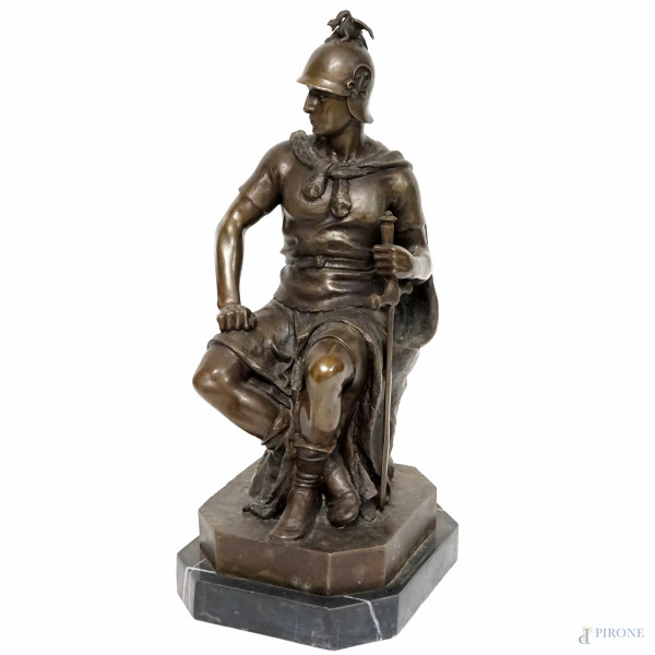 Scultura in bronzo patinato raffigurante un guerriero seduto con elmo e spada, base ottagonale in marmo nero, altezza cm 39