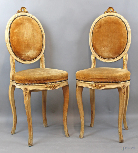 Coppia di sedioline in stile Luigi XVI in legno laccato, sedute e schienali imbottiti e rivestiti in velluto, XX secolo