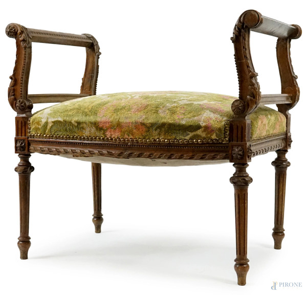 Panchetta in noce stile Luigi XVI, fine XIX-inizi XX secolo, seduta imbottita e rivestita in velluto, quattro gambe rastremate e scanalate, cm 60x66x48, (difetti, restauri)
