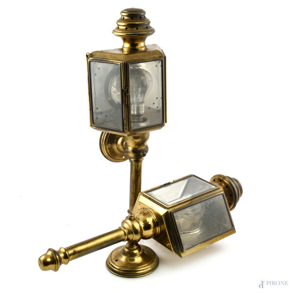 Coppia di lampade da carrozza in ottone, XX secolo, altezza cm 53, (segni di usura, da revisionare)