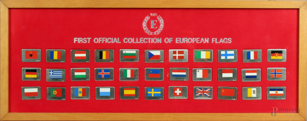 Lotto composto da trentatr&#232; placche in argento, raffiguranti bandiere Europee, entro un&#39;unica cornice.