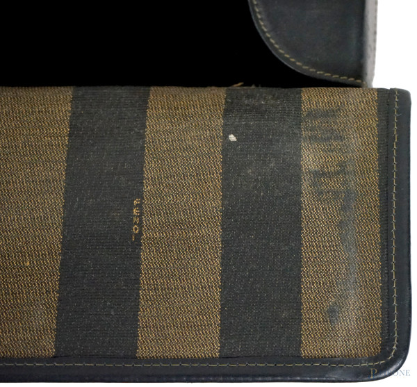 Fendi Valigetta vintage in tela Pequin Stripe con finiture in pelle nera, cm 34x46x16,5, (difetti...
