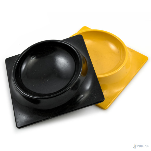 Lotto di due posacenere Mebel di Sergio Asti in materiale plastico nei toni del giallo e del nero, cm 3,5x15x15, (segni di usura)
