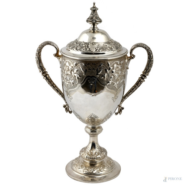 Coppa a doppia presa in argento 925/000 finemente cesellato con coperchio. Inghilterra, Richards & Brown 1875, altezza cm 45,5, peso gr 1700