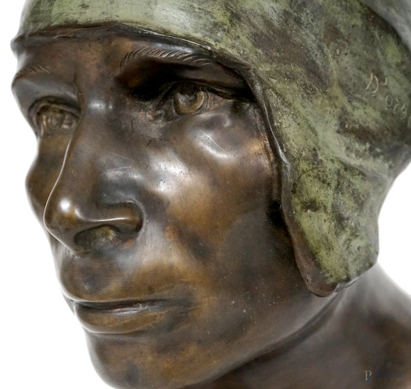 Scultura in bronzo raffigurante la testa di carrettiere, piedistallo in marmo, firmata D'Orsi, al...