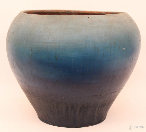 Vaso porta piante in terracotta con fondo blu, diametro 36 cm, H 30 cm.