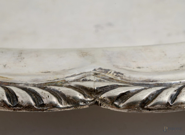 Vassoio in argento Sterling con profilo sagomato e cesellato, peso gr 1250, cm 50x29