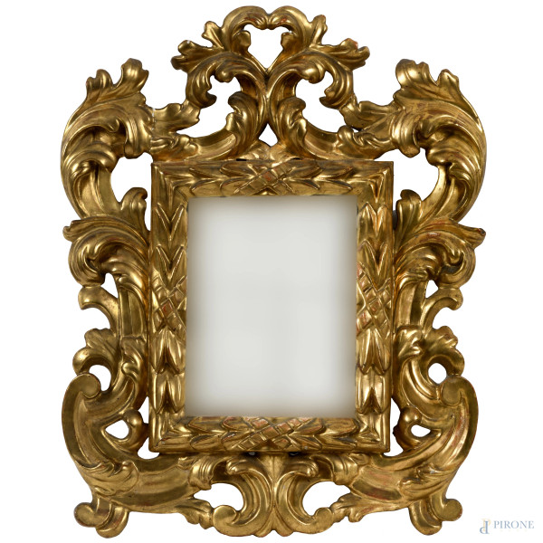 Cornice in legno dorato e intagliato a volute fogliacee, XVIII secolo, ingombro cm 55x44, battente cm 23x18,5, (difetti)