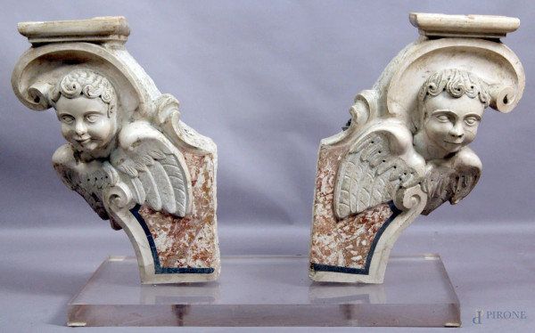 Coppia di mensole in marmo con putti alati a rilievo, altezza cm 70, XVIII secolo