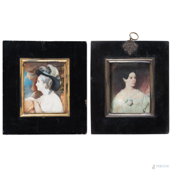 Lotto di una miniatura su porcellana e di una stampa ritoccata, XIX-XX secolo, entro cornici in legno laccate nere, misure massime  comprensive di cornice, cm 16x14,5, (segni di usura)