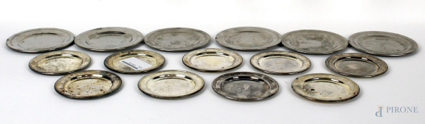 Lotto di 15 sottobicchieri in metallo argentato, diametro max cm 12,5, XX secolo.