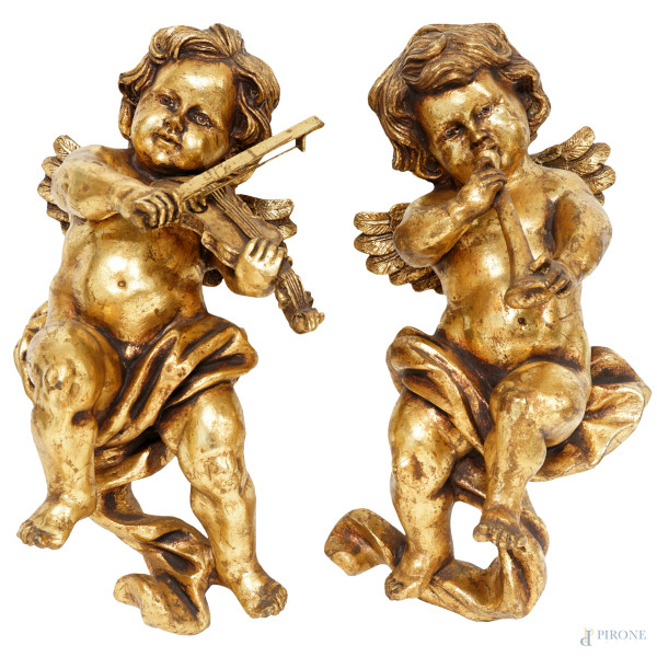 Coppia di putti musicanti, sculture in legno dorato, XX secolo, cm h 36